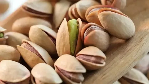 تصویر 4 از پسته اکبری خندان با دانه‌ های درشت و رنگ طبیعی